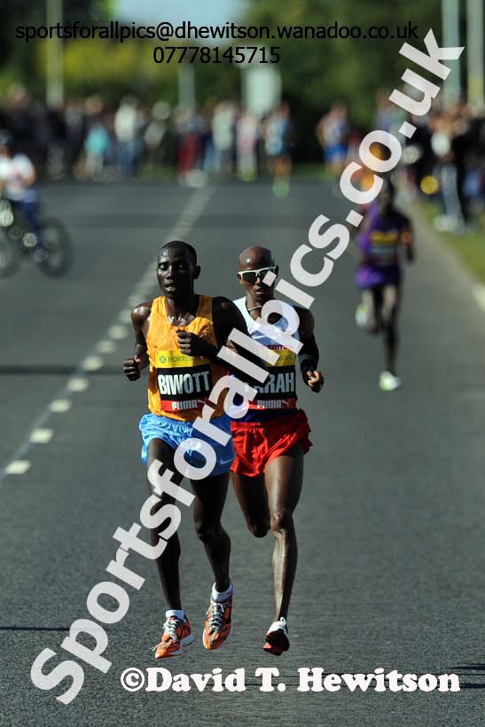 Stanley Biwott leads from Mo Farah in the mens Morrisons Great North Run. Photo: David T. Hewitson/Sports for All Pics